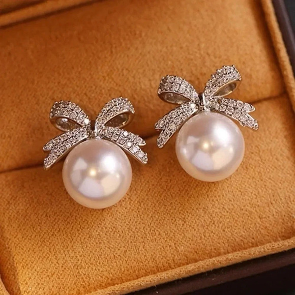 Rhinestone Bow & Faux Pearl Design Stud Earrings NEW - Picture 4 of 7